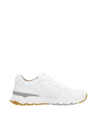 Weiße Ledersneaker mit grauen Akzenten, runde Zehenpartie, Schnürdesign und einer dicken, strukturierten Außensohle in Beige und Grau. Perforierte Details sind sichtbar.