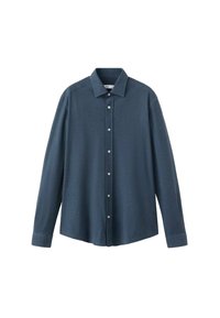 Camisa de manga larga en tela azul oscura, con cierre de botones en el frente, cuello clásico y textura suave con un brillo sutil.