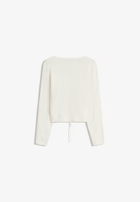 Pull court à manches longues blanc avec un col rond et un détail à cordon au bas du dos.