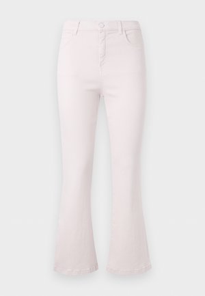 Jean évasé taille haute rose clair avec fermeture à boutons et zip, poches avant et arrière, présenté sur un fond uni.