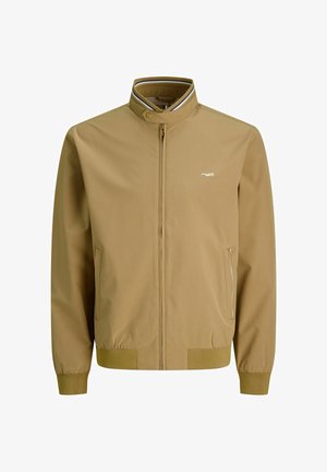 Chaqueta bomber ligera beige con un cuello alto, cierre frontal con cremallera, dos bolsillos laterales y puños acanalados. Presenta un logo en el pecho.