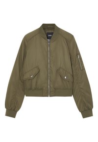 Chaqueta bomber verde oliva con cremallera frontal, bolsillos con tapeta y botón a presión, cuello, puños y dobladillo acanalados, y bolsillo con cremallera en la manga izquierda.