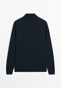 Långärmad polo i mörkblått stickat tyg med nedfällt krage, platta sömmar och ribbade muddarna. Enkel design utan synliga logotyper.