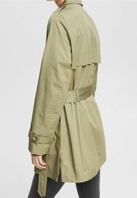 Khaki lekki płaszcz trenchowy, z paskiem w talii, z zapięciami na mankietach i klapą z tyłu. Gładka faktura, długie rękawy, praktyczny design.