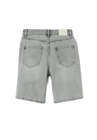 Shorts en denim gris avec une coupe droite, dotés de deux poches arrière et d'une taille. Le tissu a une texture décolorée.