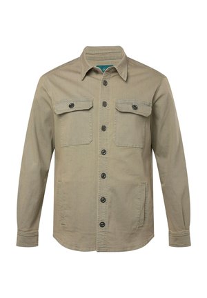 Tan button-up skjorte med to brystlommer, sorte knapper og krave. Stoffet ser blødt ud med en enkel tekstur. Regular fit med lange ærmer.