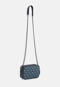 Borsa a tracolla blu in tessuto con design a fantasia, tracolla a catena e chiusura con zip. Presenta una superficie liscia e una forma rettangolare compatta.