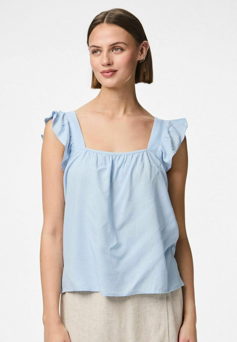 Top senza maniche azzurro chiaro con dettagli in volant, scollatura quadrata e vestibilità ampia. Realizzato in un tessuto morbido, presenta dettagli arricciati sul davanti.