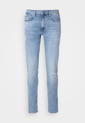 Lyseblå denimjeans med slim fit, med slitt detaljer på kneet, klassisk fem-lommers design og standard knappeåpning.
