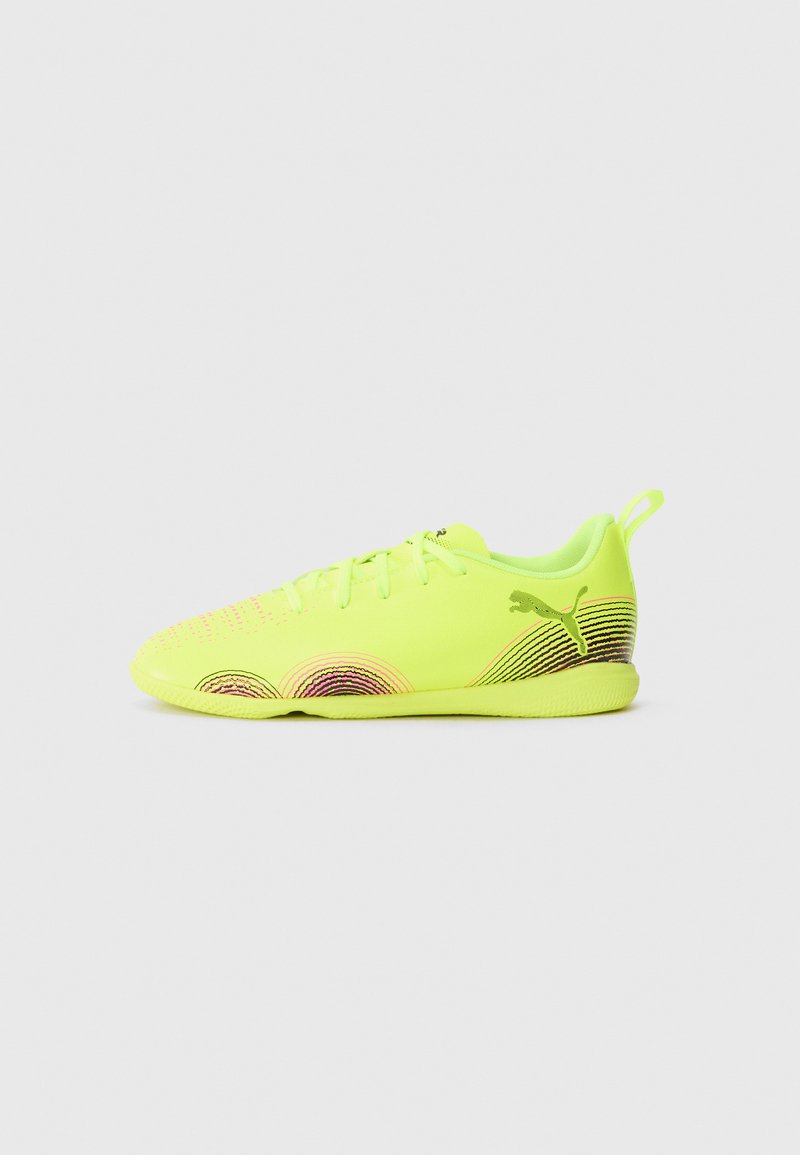 Scarpa da ginnastica gialla neon con una tomaia texturizzata, caratterizzata da motivi circolari rosa e neri, chiusura con lacci e un design a profilo basso.