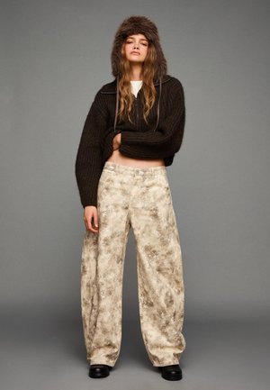 Bershka ANIMAL PRINT BARREL - Široké nohavice - multi-coloured
