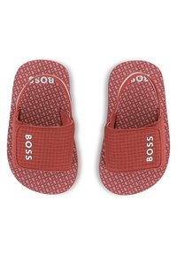 Κόκκινα σανδάλια με λουριά με υφή, πατουσάκι με σχέδιο που φέρει το όνομα της μάρκας "BOSS" σε λευκό και μαλακή σόλα για άνεση.