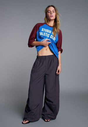 Bershka, TECHNICAL PARACHUTE - TROUSERS - Trousers - dark red