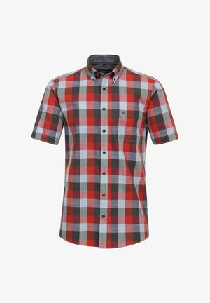 Camisa de manga corta con botones, con patrón de cuadros en rojo, verde, blanco y gris y un pequeño bolsillo en el pecho sobre un fondo blanco.