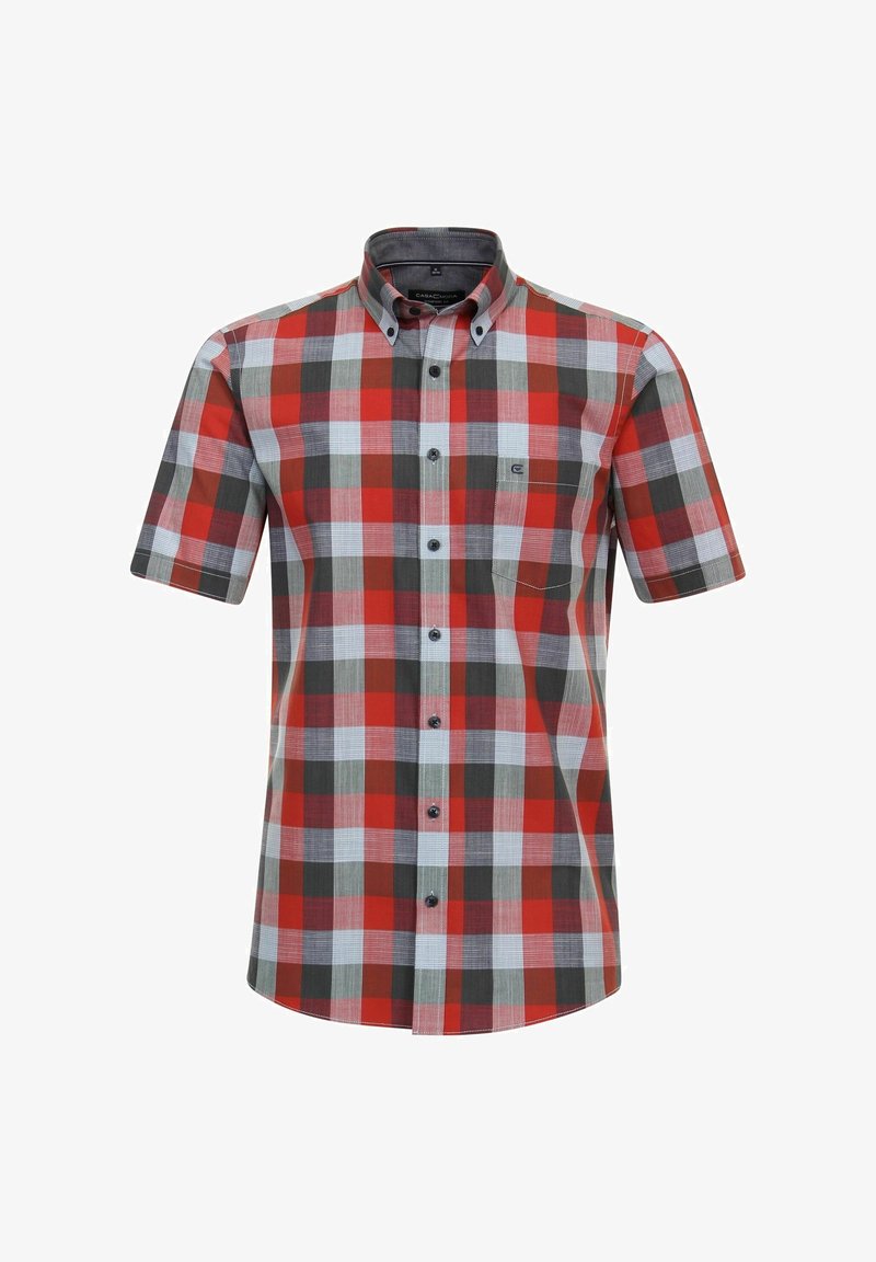 Chemise à manches courtes boutonnée avec motif à carreaux rouges, verts, blancs et gris et une petite poche poitrine sur fond blanc.
