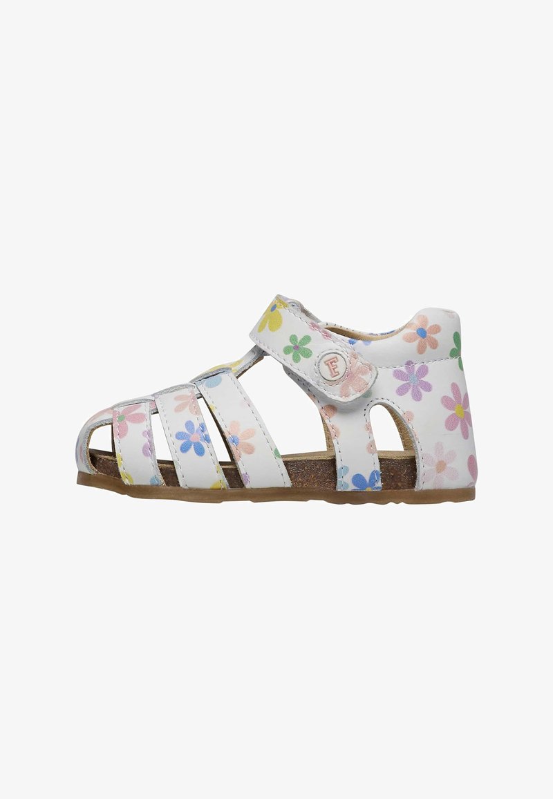 Sandale en cuir blanc avec des motifs de fleurs en rose, jaune et bleu. Dotée d'un design à bout ouvert, d'une sangle Velcro et d'une semelle texturée marron.