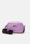 IKONIK CAMERA BAG - Axelremsväska - violetta