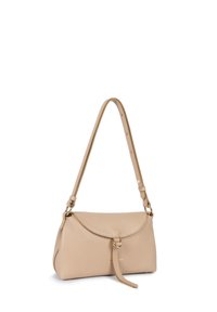 Sac à main en cuir beige avec un design arrondi, une longue bandoulière réglable et des accents en métal doré. Présente un détail de nouage à l'avant.