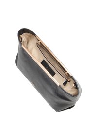 Borsa in pelle nera con texture e hardware dorato, aperta per rivelare un rivestimento beige e una tasca con zip, caratterizzata da una forma strutturata e un design minimalista.