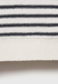 Caratteristiche del maglione lavorato a maglia: tessuto bianco con strisce orizzontali blu navy, bordo a coste, texture morbida, design casual e dettagli minimi.