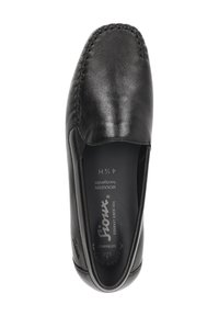Schwarze Leder-Mokassinslipper mit strukturiertem Stich entlang der Kanten, glatter Oberfläche und gepolstertem Fußbett. Markenlogo ist innen sichtbar.