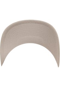 Beige Baseballkappe mit gebogenem Schirm, aus strukturiertem Stoff gefertigt, der über die Oberfläche hinweg mit Reihen von gestickten Linien für zusätzliche Details versehen ist.