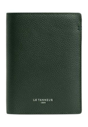 Dunkelgrüne strukturierte Lederbrieftasche mit silbernem Le Tanneur 1898 Logo, zentriert unten auf der Vorderseite.