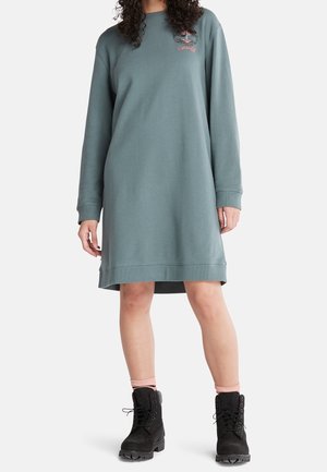 Sweatshirtkleid in gedämpftem Blaugrün, mit langen Ärmeln, gerippten Bündchen, einem runden Ausschnitt und einem dezenten gestickten Design auf der Brust.