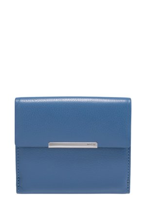 Cartera de cuero azul con un acabado texturizado, que presenta un acento metálico plateado en la parte frontal y bordes cosidos para mayor durabilidad.