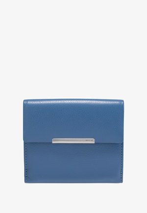 Cartera de cuero azul con un acabado texturizado, que presenta un acento metálico plateado en la parte frontal y bordes cosidos para mayor durabilidad.