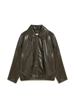 Chaqueta de cuero verde oscuro con un amplio cuello, cierre de cremallera y cintura ceñida con cinturón, un acabado texturizado y hombros caídos.