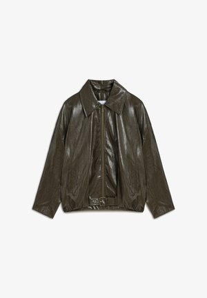 Dunkelgrüne Lederjacke mit breitem Kragen, Reißverschluss, tailliertem Gürtel und texturiertem Finish sowie fallenden Schultern.