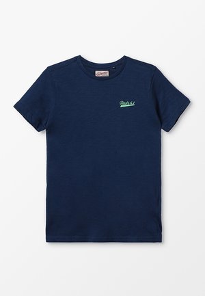 Granatowy T-shirt z krótkim rękawem i okrągłym dekoltem, z małym zielono-białym logo "Petrol & Ink" na lewej piersi.