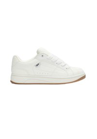 Weiße Sportschuh mit einem glatten Lederoberteil, runder Zehe, Schnürung vorne und strukturierten Details. Gummisohle mit einem hellbraunen Akzent.