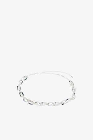 Silberne Halskette als Choker mit ovalen Gliedern, durchsetzt mit kleinen Strasssteinen, und verstellbarem Kettenverschluss auf weißem Hintergrund.