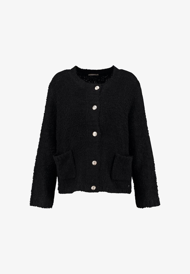 Zwarte cardigan gemaakt van een textiel met een gestructureerde stof en een fuzzy afwerking, met een ronde halslijn, zes zilveren knopen en twee zakken aan de voorkant.