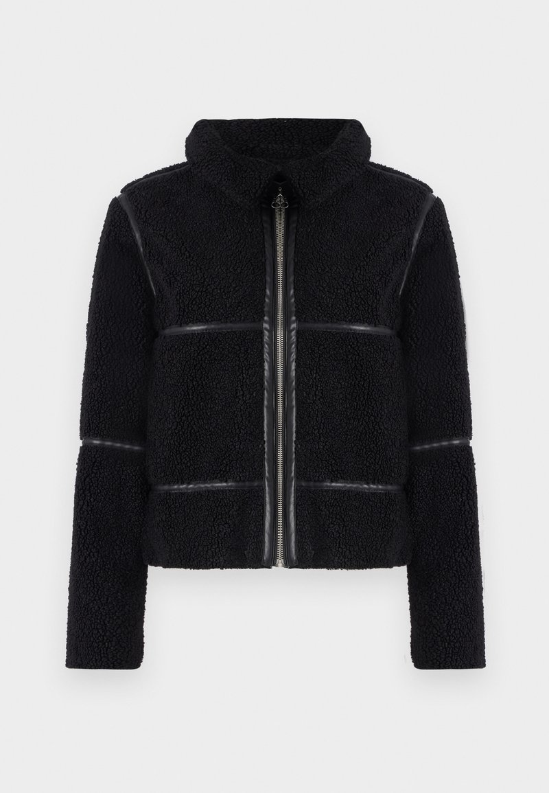 Giacca di pile nera con colletto alto, zip frontale e dettagli in pelle liscia. Presenta una superficie testurizzata e una silhouette strutturata.