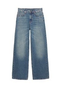 Široke modre kavbojke z izpostavljenim denim koncem. Imajo pet žepov, gumb zapiranje in dekorativno opremo vzdolž pasu.