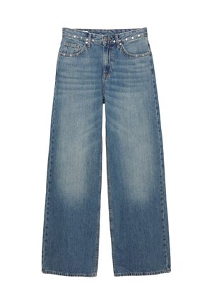 Široke modre kavbojke z izpostavljenim denim koncem. Imajo pet žepov, gumb zapiranje in dekorativno opremo vzdolž pasu.