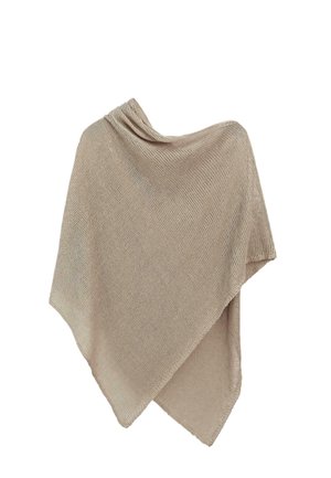 Beige strikket poncho med en rullet halsudskæring og asymmetrisk skørt, designet til lag-på-lag og varme.