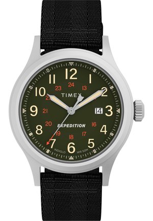Montre Timex Expedition avec un boîtier rond en acier inoxydable, un cadran vert foncé, des chiffres blancs et rouges, un bracelet en tissu noir et un affichage de la date.