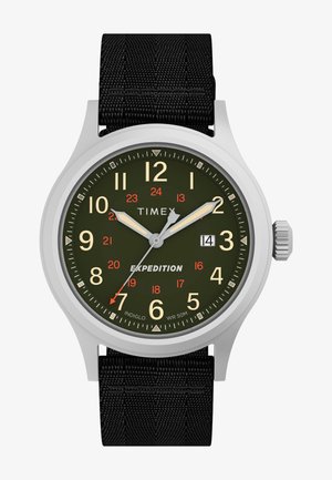 Montre Timex Expedition avec un boîtier rond en acier inoxydable, un cadran vert foncé, des chiffres blancs et rouges, un bracelet en tissu noir et un affichage de la date.