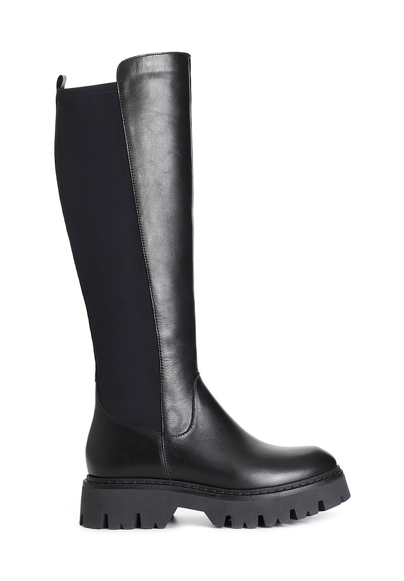 Botas negras hasta la rodilla con parte frontal de cuero suave y parte trasera de tela elástica, con suela de goma gruesa y un sutil patrón de tracción.