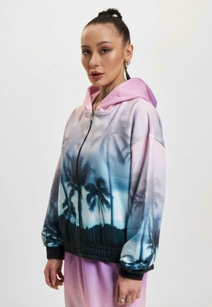 Sudadera con capucha que presenta un diseño degradado en tonos rosa y azul, estampado de palmera de jungla y cierre de cremallera en la parte delantera, con puños y dobladillo elásticos.