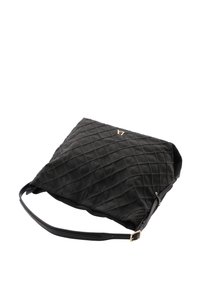 Bolso negro acolchado con textura suave, que cuenta con una correa ajustable única y un detalle de logo dorado. Diseño elegante y rectangular.