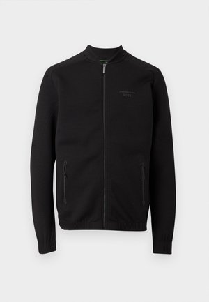 Μαύρο φερμουάρ μπουφάν με όρθιο γιακά, δύο πλαϊνές τσέπες με φερμουάρ και διακριτικό λογότυπο "Porsche BOSS" στο αριστερό μέρος του στήθους.