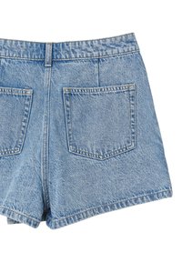 Shorts in denim azzurro chiaro, con vita alta, due tasche posteriori e orlo sfrangiato. Il tessuto presenta una texture e un colore classici dei jeans.