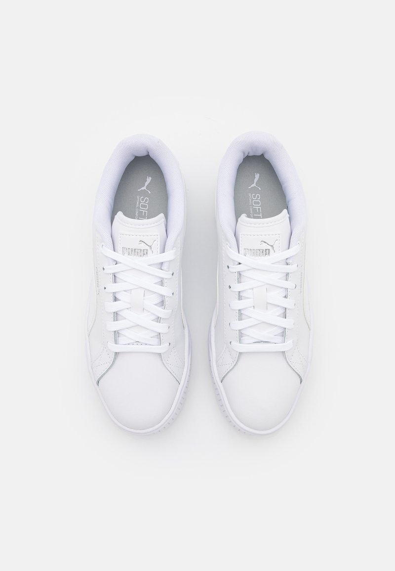 Zapatillas deportivas blancas con una parte superior sintética suave, cierre de cordones, cuello acolchado y suela de goma texturizada. Logotipo en la lengüeta.