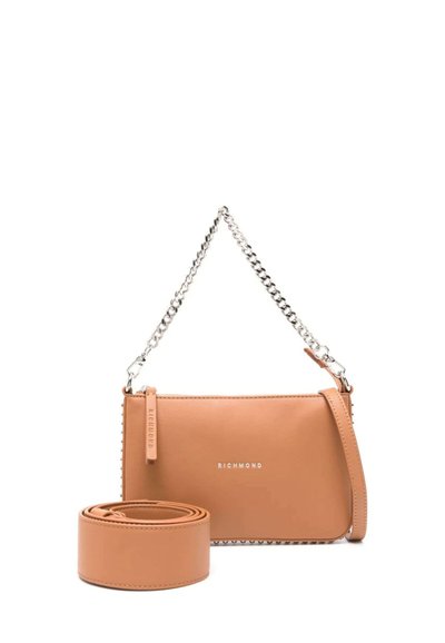 Borsa a tracolla in pelle marrone con catena argento, logo argentato e borchie lungo il bordo; include una tracolla in pelle coordinata.