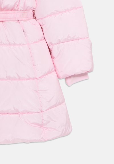 Gepolsterter pinker Mantel mit tailliertem Gürtel, elastischen Ärmelbündchen und einer glatten, glänzenden Textur. Eingefügte Nähte bilden horizontale Abschnitte.